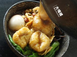 12、正宗柳州螺蛳粉丨大嘴螺,淋汁儿！欣许的发现有些许螺蛳肉在汤底里，表和我说正宗的螺蛳粉都是没有螺蛳肉的，汤底是用螺蛳精酿而成，没说螺蛳粉就不能有螺肉啊，这只能说是标配