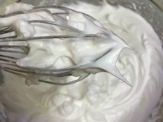 5、杯子蛋糕,细砂糖B分三次加入蛋清里面，打发至干性发泡，打蛋器上面有尖尖的直角即可。