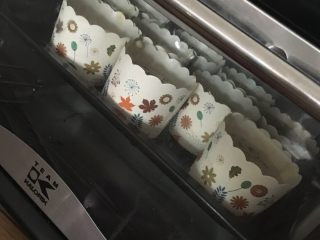 9、杯子蛋糕,烤箱预热100度上下火烤三十分钟，然后调高温度110度在烤十分钟，表面上色即可。