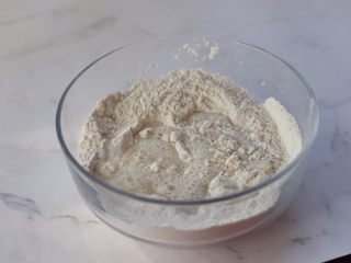 1、紫薯欧包,将高粉，全麦粉，盐，酵母全倒在盆里，然后加水，注意先预留20g左右水