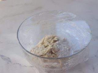 3、紫薯欧包,大致抱团后，盖保鲜膜静置半小时或更长时间，注意，我只室温静置了半小时，如果静置时间更长的话，一开始先不要加酵母，或者加了酵母，但是静置时放在冰箱里也可以