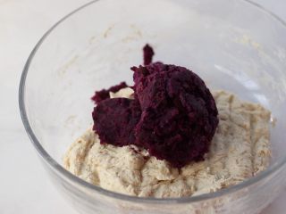 5、紫薯欧包,加入紫薯泥