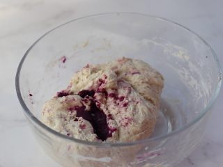 6、紫薯欧包,按压几下使其混合