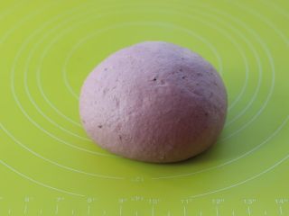 7、紫薯欧包,然后手揉成光滑面团