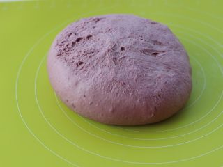 10、紫薯欧包, 倒扣在揉面垫上