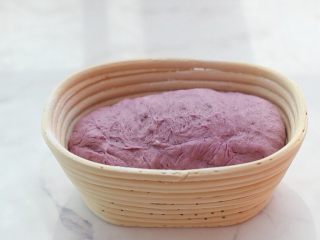 14、紫薯欧包,收口朝上放入藤篮，藤篮提前筛粉