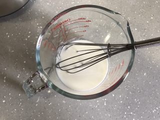 1、芒果芭菲冰淇淋蛋糕,牛奶和食用油混合乳化