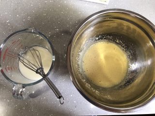 2、芒果芭菲冰淇淋蛋糕,分离好蛋清蛋黄，保证容器无油无水。细砂糖加入蛋黄，用电动打蛋器低速打发至蓬松发白，加入上一步乳化好的牛奶和食用油，搅拌均匀。