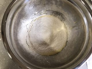 3、芒果芭菲冰淇淋蛋糕,低筋面粉过筛加入，搅拌均匀。