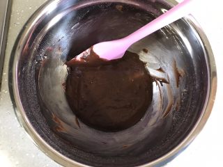 4、芒果芭菲冰淇淋蛋糕,加入第一步中的可可糊搅拌均匀，备用。