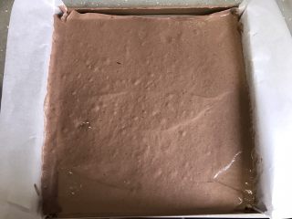 8、芒果芭菲冰淇淋蛋糕,倒入提前铺好油纸的烤盘，抹平表面，轻震烤盘震出大气泡。放入烤箱中层，180度烤20分钟。