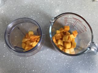 11、芒果芭菲冰淇淋蛋糕,制作芒果芭菲。将芒果切颗粒状，形状规则好看的用作夹层和装饰用，形状不规则的放入料理杯打成芒果酱。