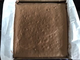 9、芒果芭菲冰淇淋蛋糕,出炉后可以轻触蛋糕表面，如果是硬的有韧性就烤熟了。放至表面不再冒热气，倒扣脱模，撕去油纸，放凉。