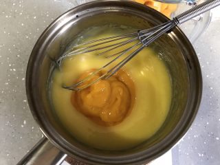 13、芒果芭菲冰淇淋蛋糕,离火，加入芒果酱，搅拌均匀后放凉备用。