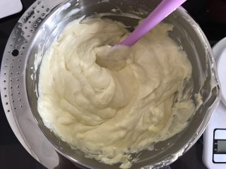 14、芒果芭菲冰淇淋蛋糕,淡奶油打至全发，与芒果蛋黄糊混合均匀。