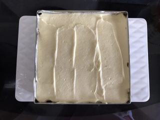 16、芒果芭菲冰淇淋蛋糕,再铺一层芒果芭菲糊，抹平。