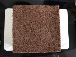 17、芒果芭菲冰淇淋蛋糕,盖上另一片蛋糕片，轻压一下。放入冰箱冷冻3小时以上。