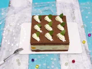 18、芒果芭菲冰淇淋蛋糕,冷冻好的蛋糕取出用电吹风吹一下就可以脱模了。吹一下下就好了。