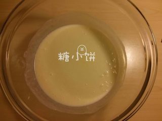 2、【卡通冰皮月饼（椰香奶黄馅）】超级懒人法,[制作奶黄馅]鸡蛋加糖打散成蛋液，加淡奶油、椰浆和炼乳搅拌均匀