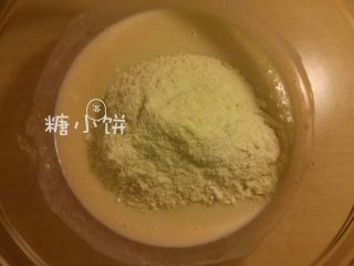 3、【卡通冰皮月饼（椰香奶黄馅）】超级懒人法,筛入奶粉和低筋面粉的混合粉类拌匀
