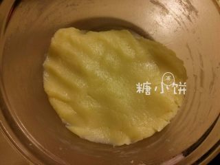 4、【卡通冰皮月饼（椰香奶黄馅）】超级懒人法,微波炉总共叮3分钟，期间每分钟取出搅拌一次