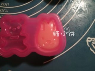 6、【卡通冰皮月饼（椰香奶黄馅）】超级懒人法,取一个包好的剂子压入模具中，模子里可以抹一点点黄油防粘