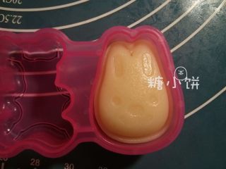 7、【卡通冰皮月饼（椰香奶黄馅）】超级懒人法,压好以后的样子~