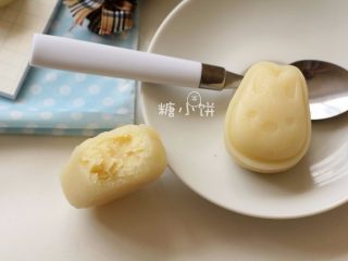9、【卡通冰皮月饼（椰香奶黄馅）】超级懒人法,咬开的效果~