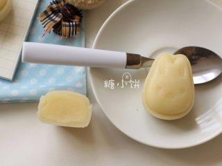 10、【卡通冰皮月饼（椰香奶黄馅）】超级懒人法,切开的效果~