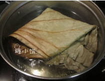 2、荷香叫花鸡,干荷叶提前用清水泡软后煮沸1分钟后放凉备用