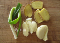 3、荷香叫花鸡,葱打葱结，姜切片，蒜去皮拍扁后填入腌好的鸡内部