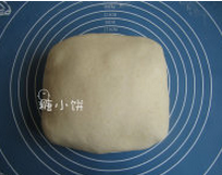 6、荷香叫花鸡,再将醒发好的面团擀开后包裹住步骤6的荷叶包