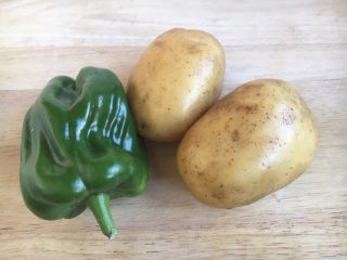 1、#圆土豆# 土豆肉片炒辣子,土豆和辣子