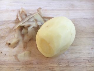2、#圆土豆# 土豆肉片炒辣子,土豆削皮