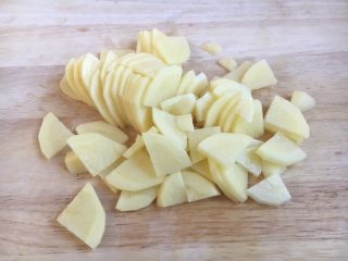 3、#圆土豆# 土豆肉片炒辣子,把土豆切成片。