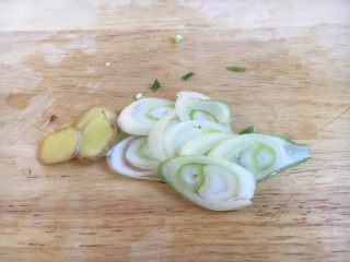 6、#圆土豆# 土豆肉片炒辣子,把葱和姜分别切成好。