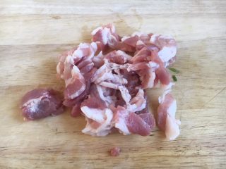 7、#圆土豆# 土豆肉片炒辣子,五花肉切成片。