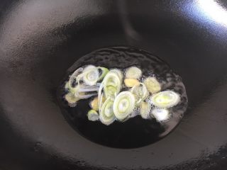 8、#圆土豆# 土豆肉片炒辣子,热锅凉油爆香葱姜。