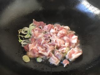 9、#圆土豆# 土豆肉片炒辣子,放入五花肉翻炒均匀。