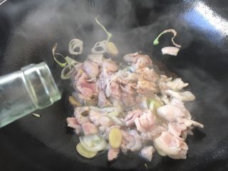 11、#圆土豆# 土豆肉片炒辣子,倒入1勺料酒。