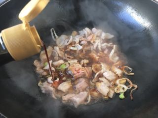 12、#圆土豆# 土豆肉片炒辣子,放入1勺生抽。