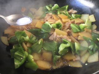 14、#圆土豆# 土豆肉片炒辣子,放入适量的盐调味。