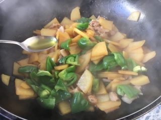 15、#圆土豆# 土豆肉片炒辣子,放入1小勺的香油。