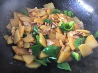 16、#圆土豆# 土豆肉片炒辣子,放炒均匀即可。