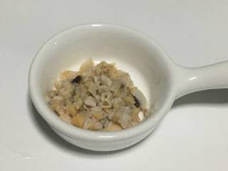 6、蛤蜊蒸蛋,鸡蛋打散，搅拌均匀。