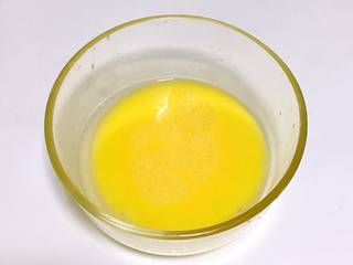 7、蛤蜊蒸蛋,鸡蛋打散，搅拌均匀。