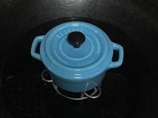 11、蛤蜊蒸蛋, 盖上盖子，或盘子放到蒸锅上，中小火蒸12分钟左右。