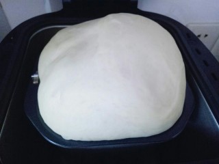 11、最爱面包＋豆沙馅小面包,发酵好的面团，发酵时间为90分钟，已经满桶，可以用手指摁一下，不反弹即为发酵完成。