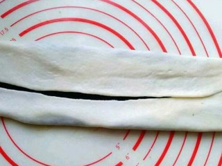 14、最爱面包＋豆沙馅小面包,再将两边对折，如图。