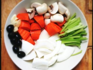 1、红酒炖牛肉,蔬菜改刀成块状等